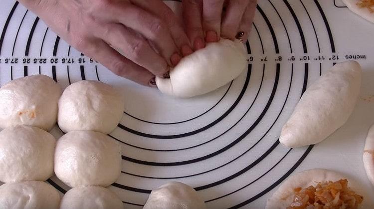 We spread the filling on the center of the cake and pinch the edges of the pie.