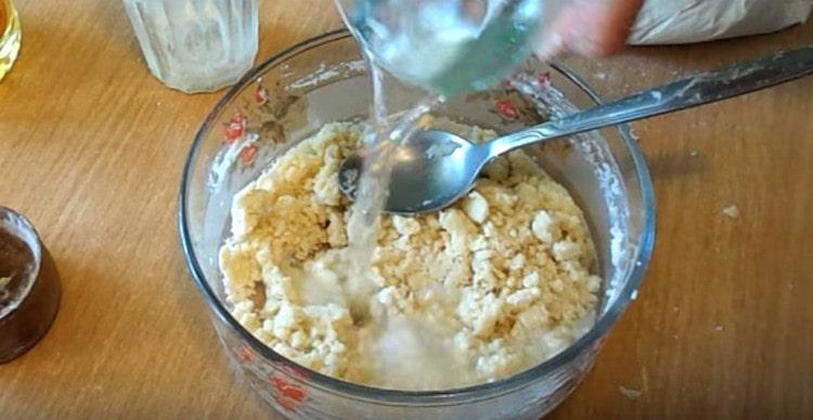 We introduce boiling water into the mass.