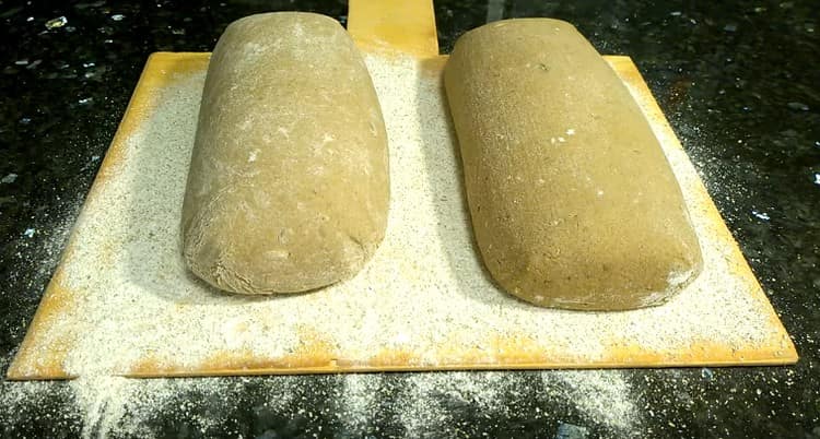 Very carefully, we transfer the workpieces to a spatula sprinkled with bran.