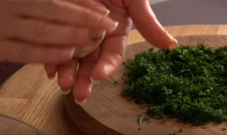 From the previously prepared mass we form small balls.