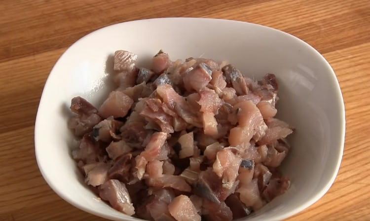 Cut the herring fillet into a small cube.