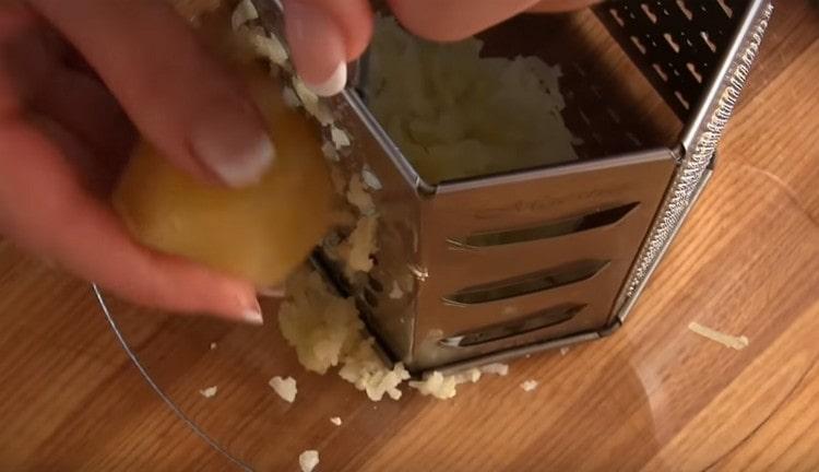Grate boiled potatoes and eggs.