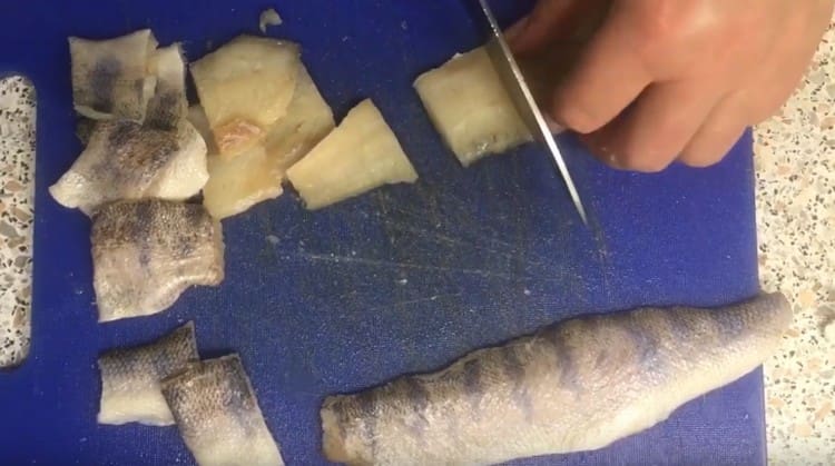 Cut the pikeperch fillet into pieces.