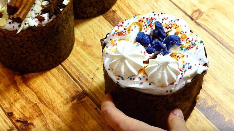 Italian Easter cake can be decorated at will.