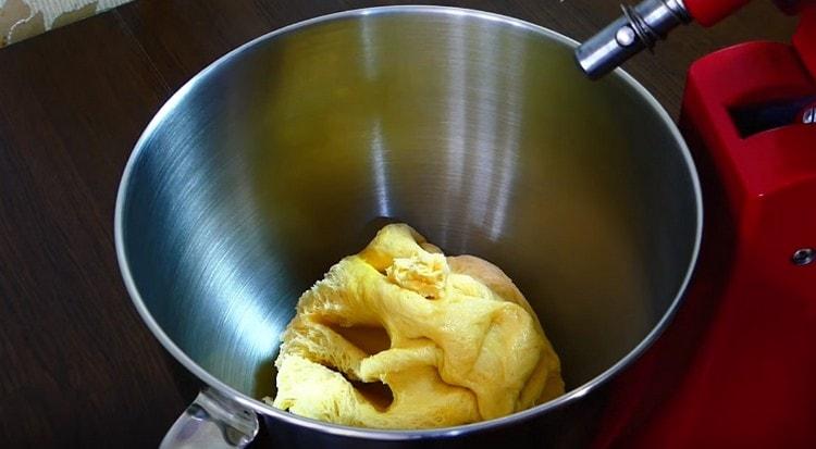 We spread the dough in the mixer bowl.