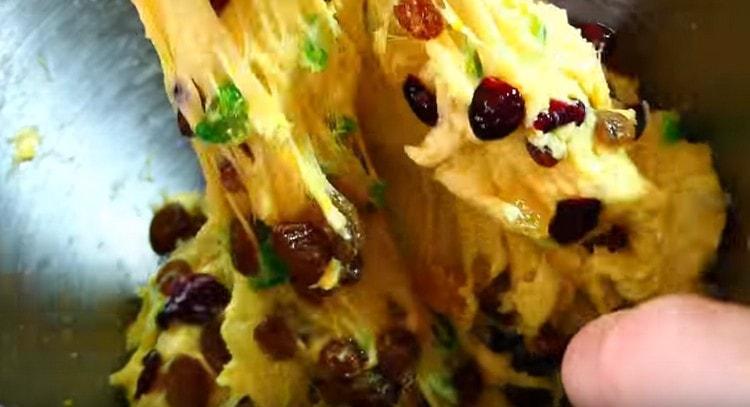 We mix all the sweet additives with the mixer into the dough.