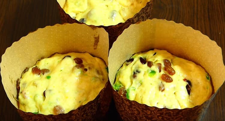 We divide the dough into molds.