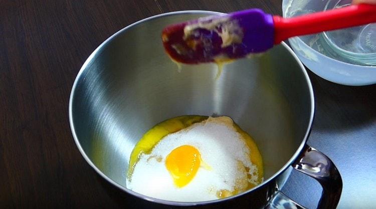 When the dough is suitable, put it in the mixer bowl, add sugar and egg.