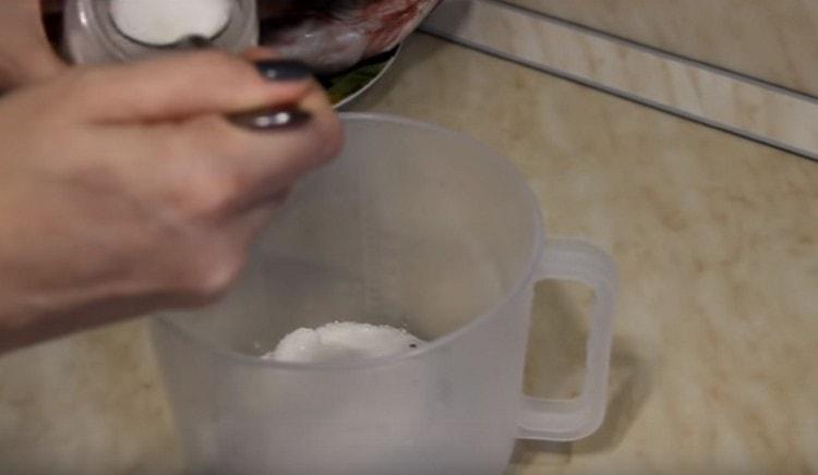 Pour salt, sugar into a deep container, put bay leaf, peppercorns.