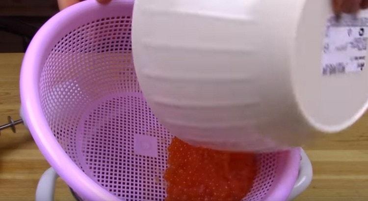 Throw caviar on a fine sieve.