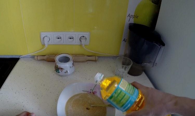 Add a little vegetable oil to the caviar.