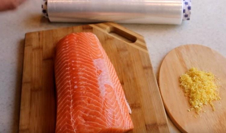 Before salting, the fillet should be washed and dried with a paper towel.