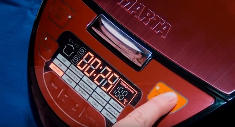 We set the Baking mode for 25 minutes on the multicooker.