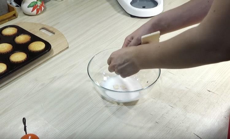 We crumble the cream with white chocolate.