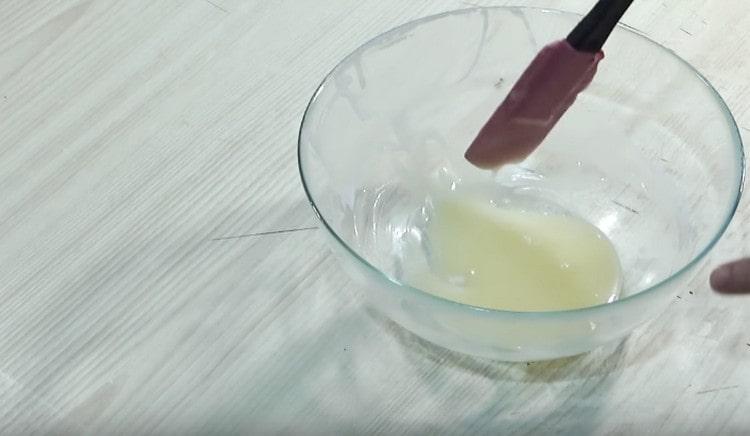 Mix the chocolate with the cream.