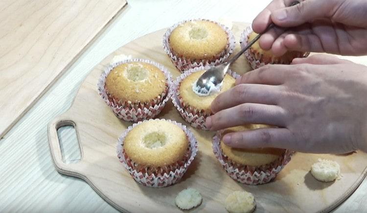With a knife, carefully cut the notches in the cupcakes and fill them with cream.