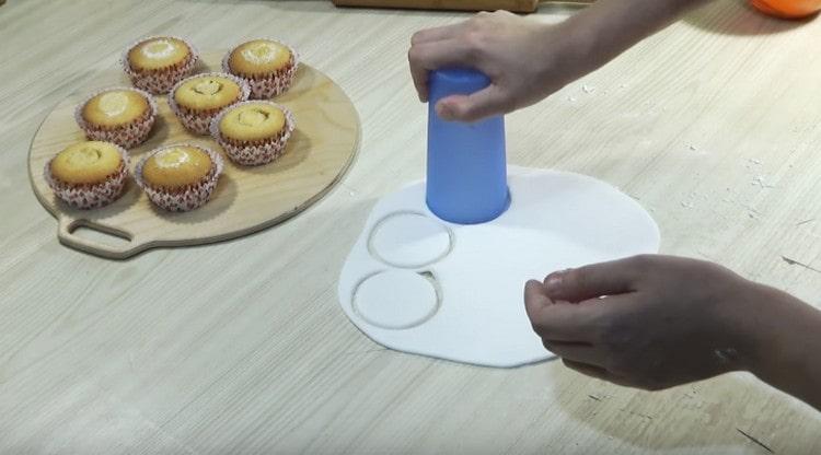 We squeeze out a glass of their mastic according to the size of the cupcakes.