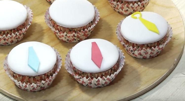 Using color mastic, we make decorations.