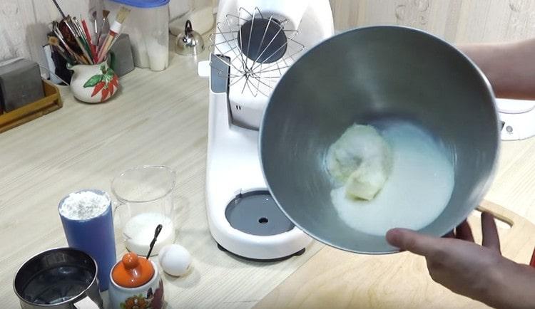 Put the butter in the mixer bowl, add sugar.
