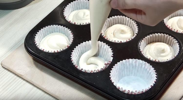 We spread the dough in a pastry bag and fill it with a mass of molds.