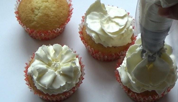 Cupcakes prepared according to the classic recipe can be decorated with cream.