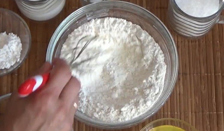 Mix the flour. starch, baking powder.