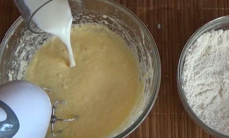 We introduce milk into this mass.