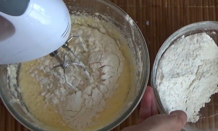 Add the flour in parts and beat the dough.