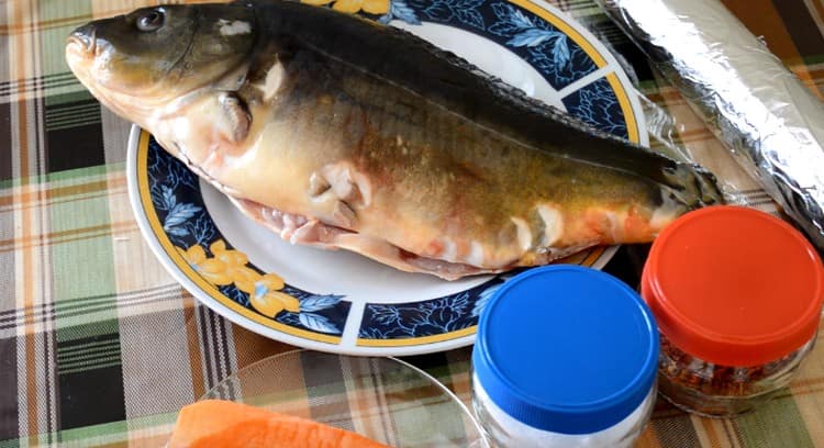 We wash the carp, clean it from the scales, gut it.