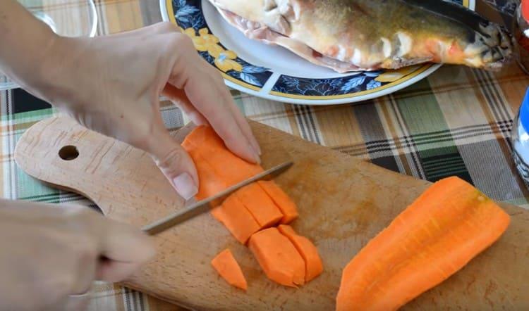 We cut large carrots into cubes.