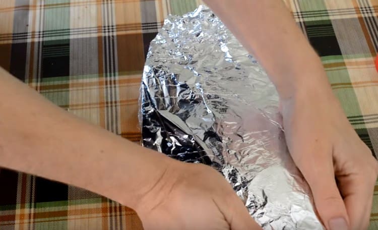 Carefully wrap the carp in foil so that juice does not leak when baking.