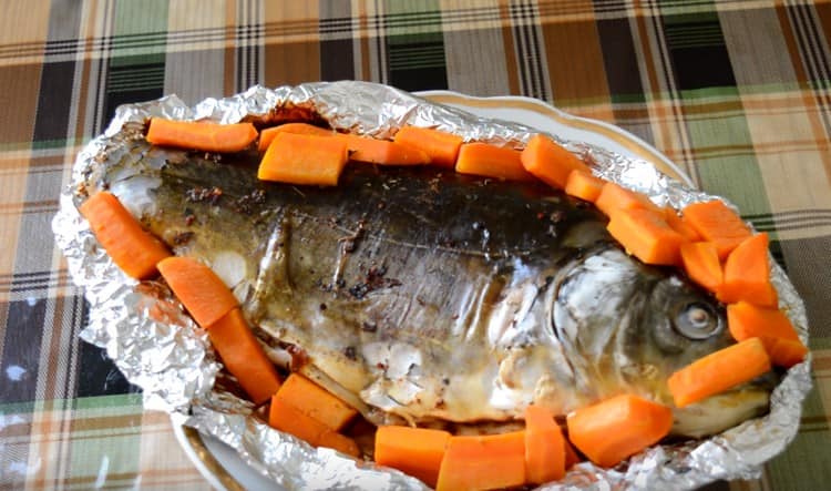 Carp in the oven in foil according to this recipe is fragrant and juicy.