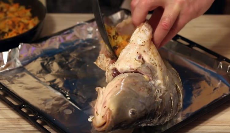 Put the filling in the abdomen of the fish.