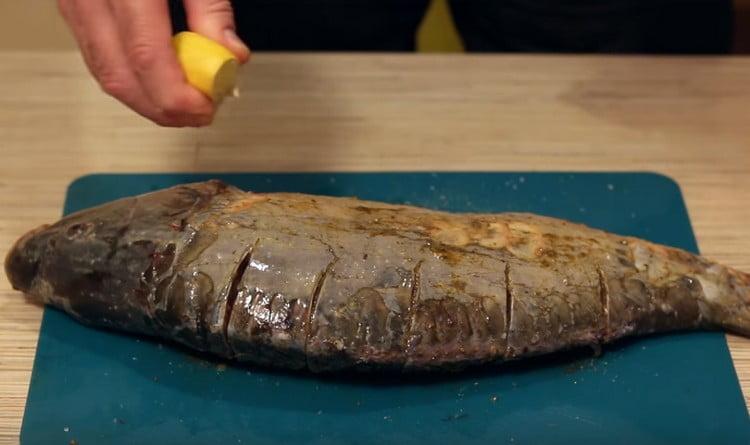 Sprinkle the fish with lemon juice.