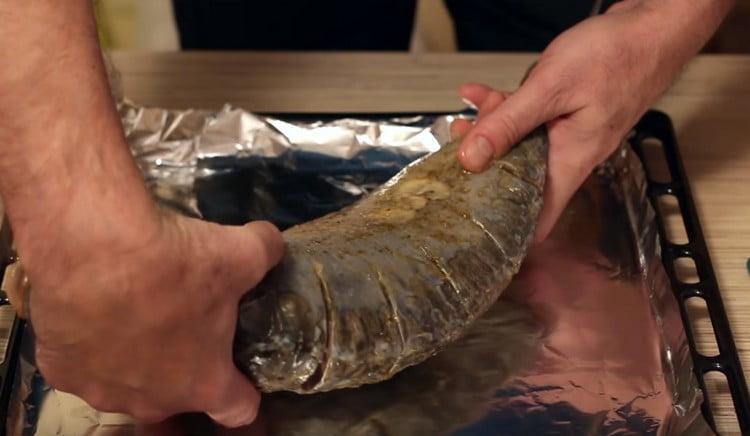 With the greased side, lay the carp on a baking sheet covered with foil.