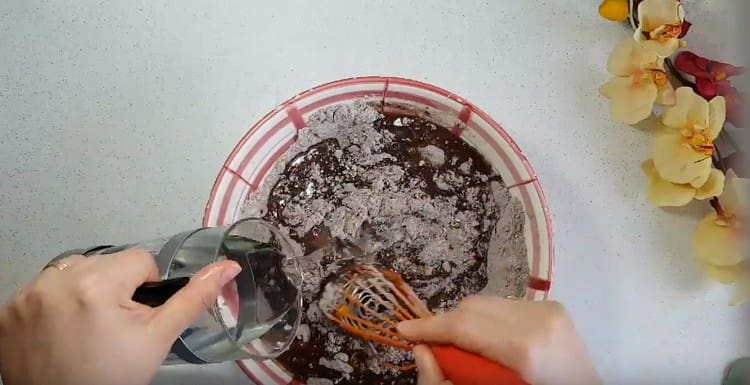 We introduce warm water and mix the dough until smooth.