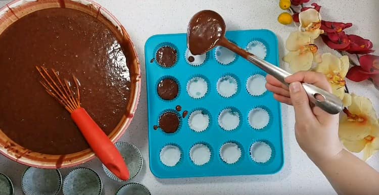 Having put paper inserts in silicone molds, we fill out 2/3 of the dough.