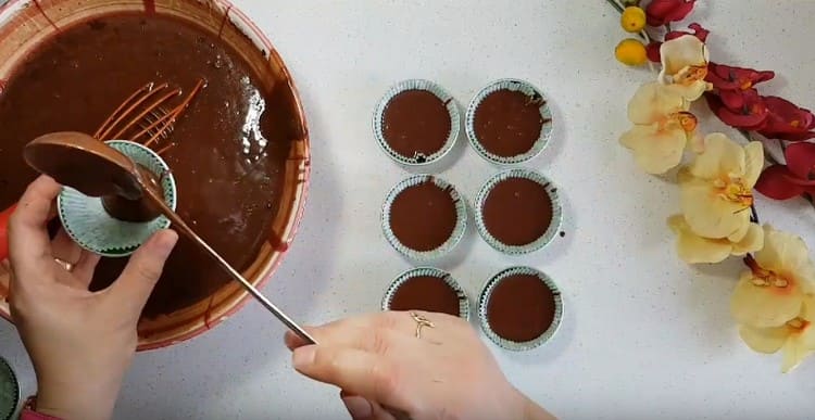 We fill the middle molds with the test according to the same principle.