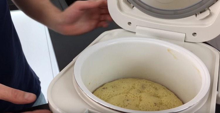 Ready cake should stand in the device for several minutes.