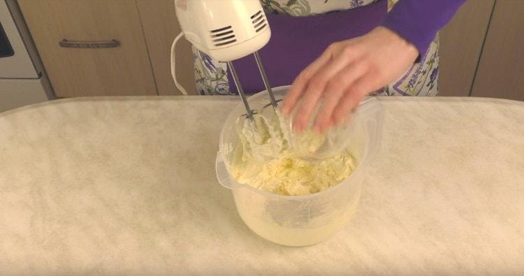 Add vanilla sugar to the oil mass.