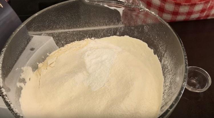 Sift flour into the egg mass, add the baking powder.