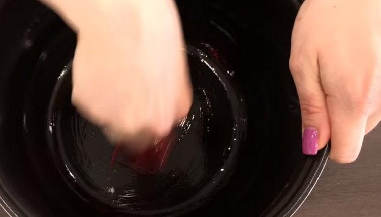 Lubricate the multicooker bowl or cupcake with vegetable oil.