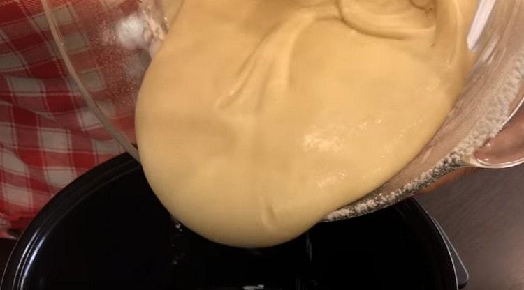 Pour the dough into the mold.