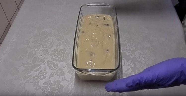 Pour the dough into a greased form.