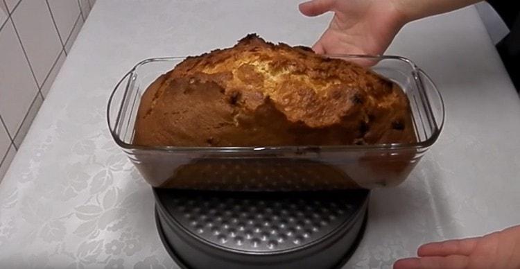 A mayonnaise cake is baked in less than an hour.