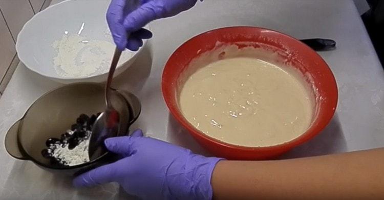 In a bowl with washed and dried raisins, add a little flour, mix.