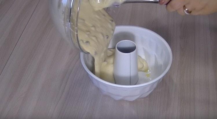 Pour the dough into the mold and send it to the oven.