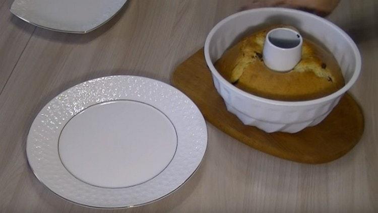 About 10 minutes, the cake should stand still in shape.