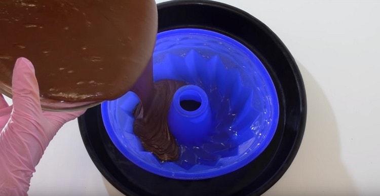 Pour the finished dough into a greased form.