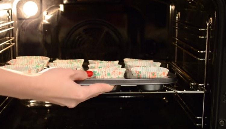 We send the form with the dough to the oven,